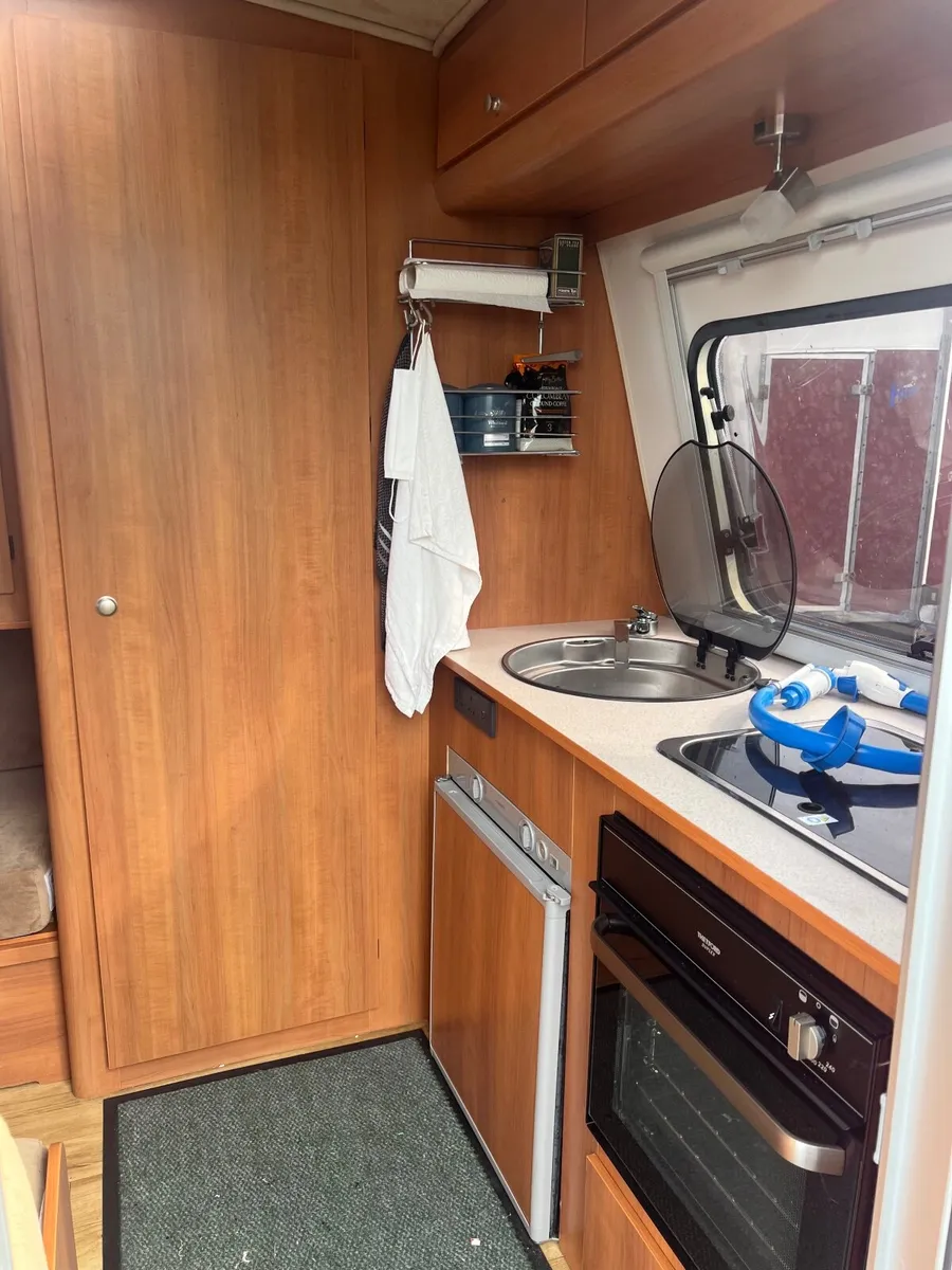 Caravan. - Image 2