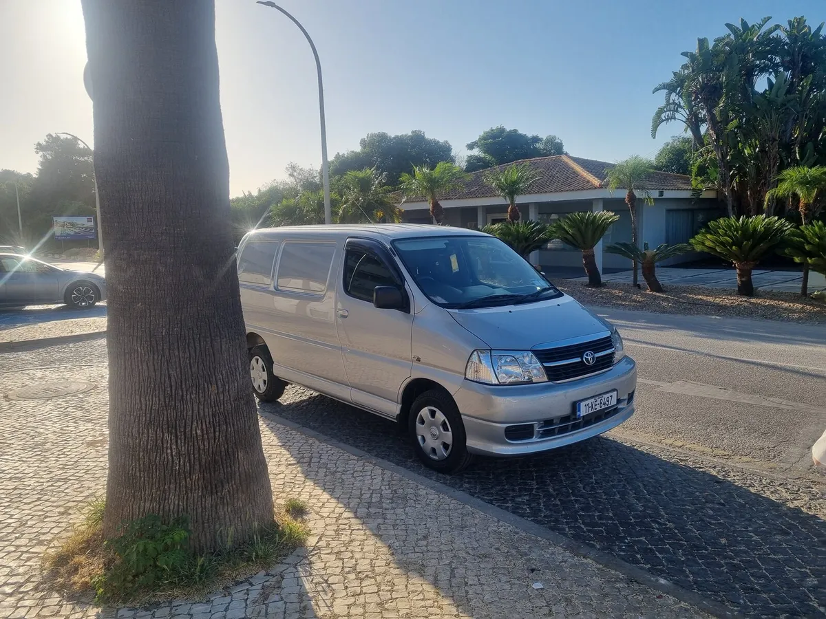 TOYOTA HIACE LOW MILES - Image 4