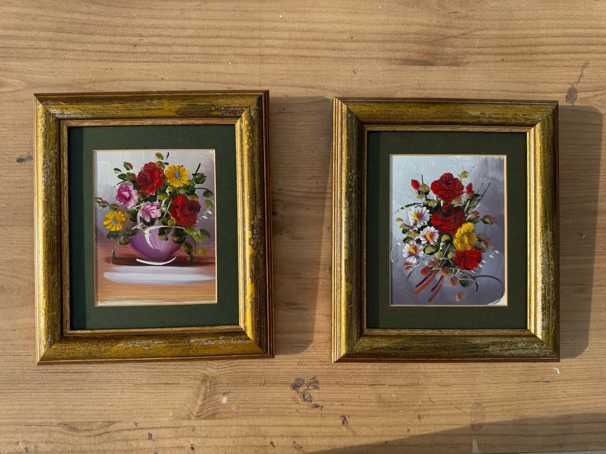 Set of 2 flower oil paintings with gold frames - Image 2