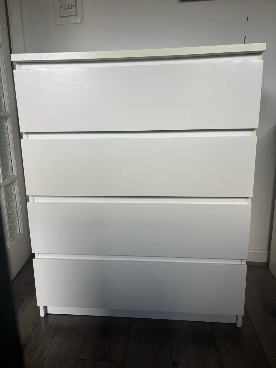 White chest of drawers