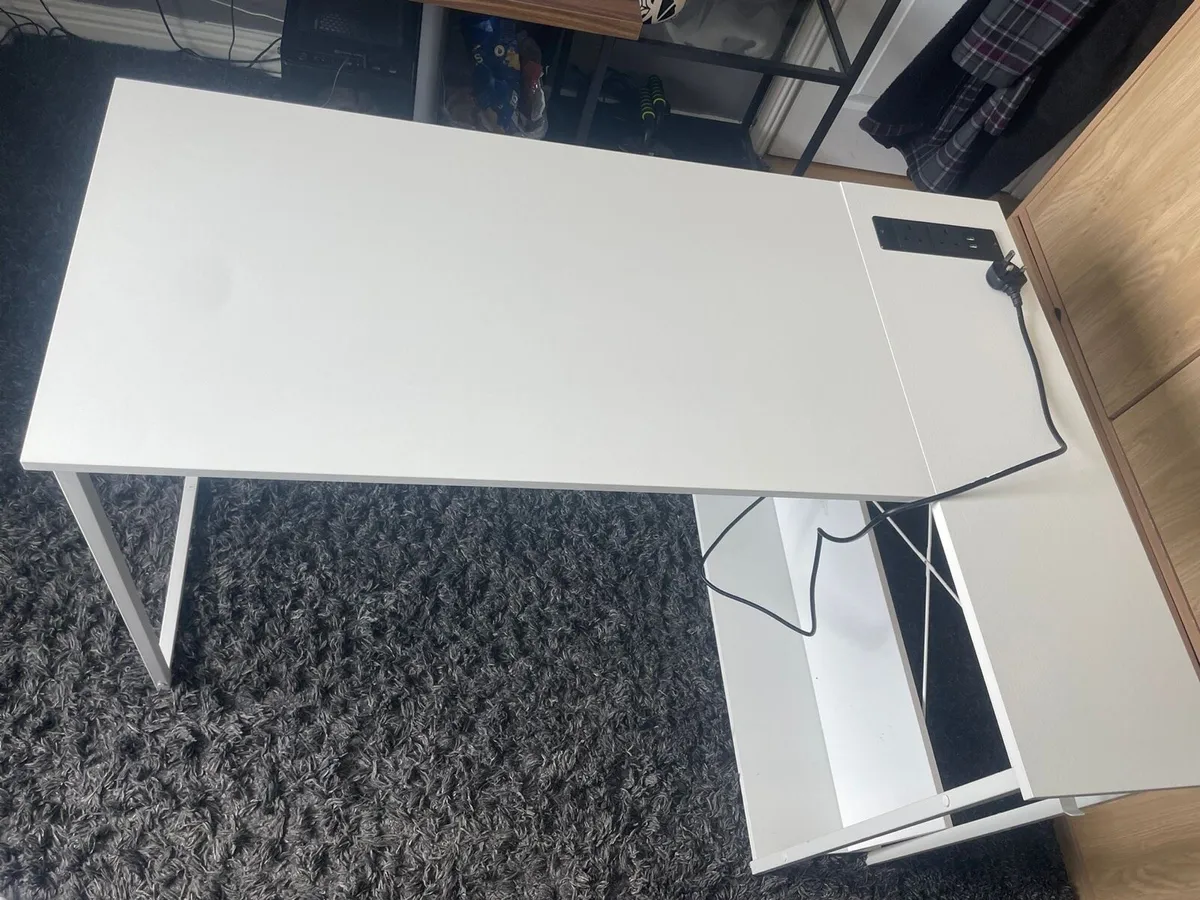 White Corner desk - Image 1