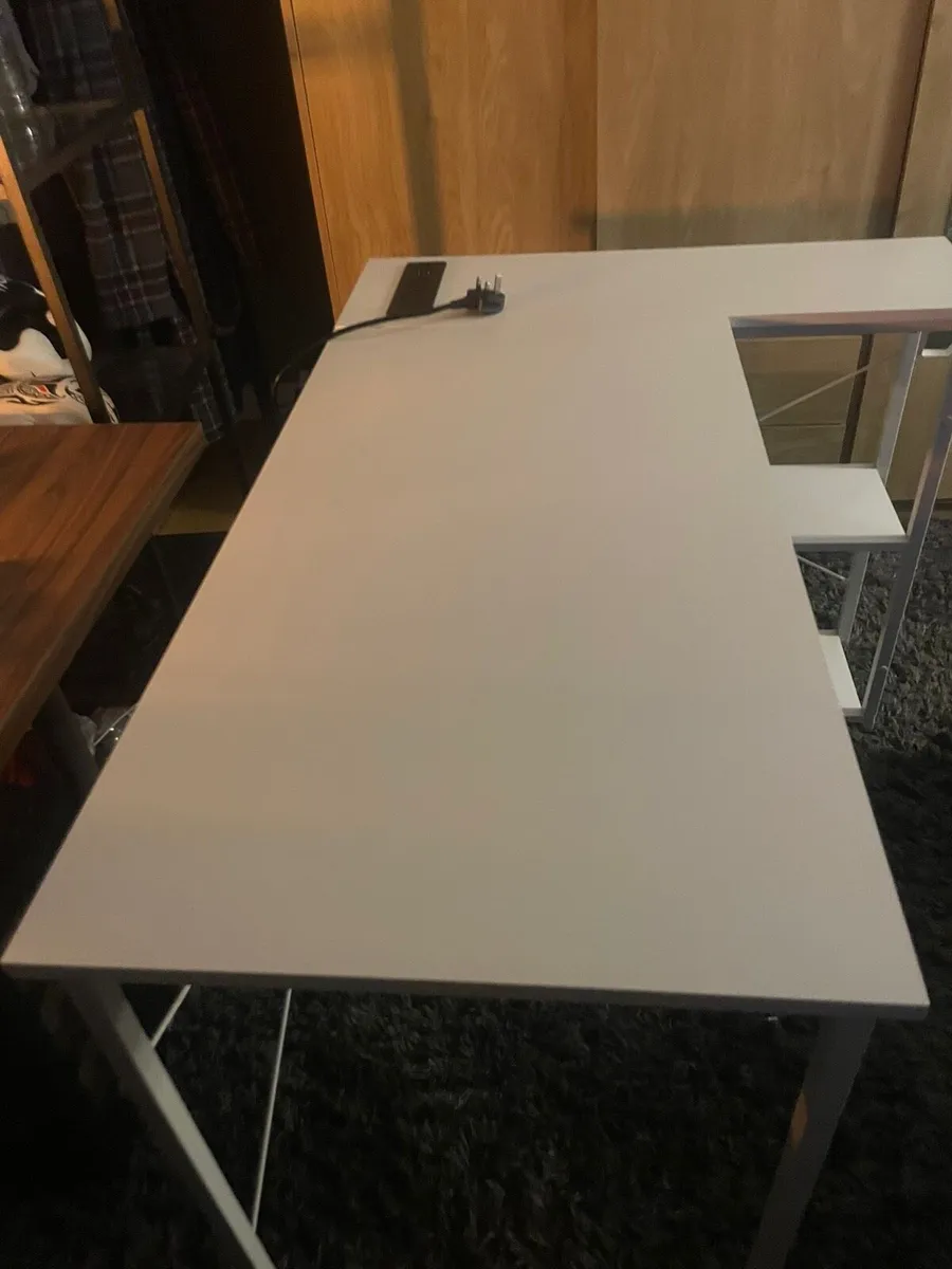 White Corner desk - Image 2