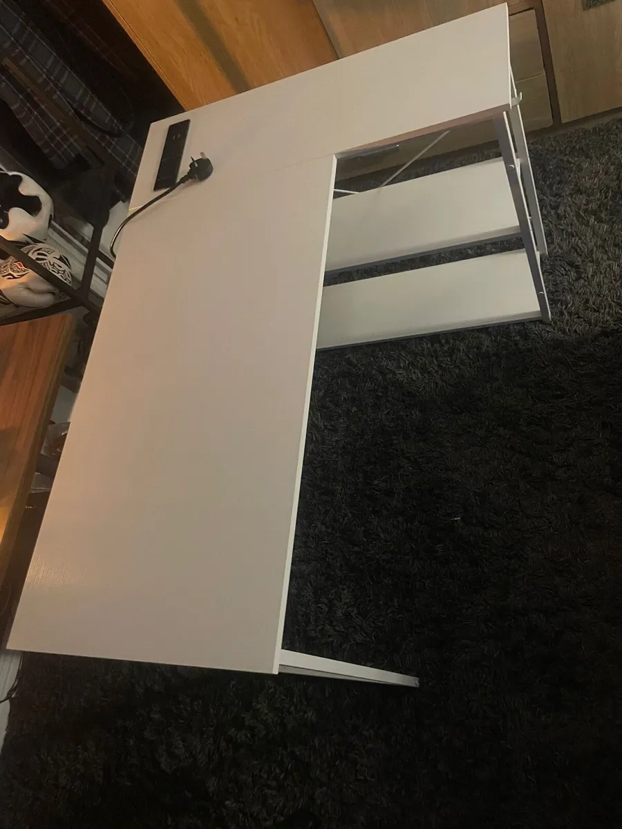 White Corner desk - Image 3
