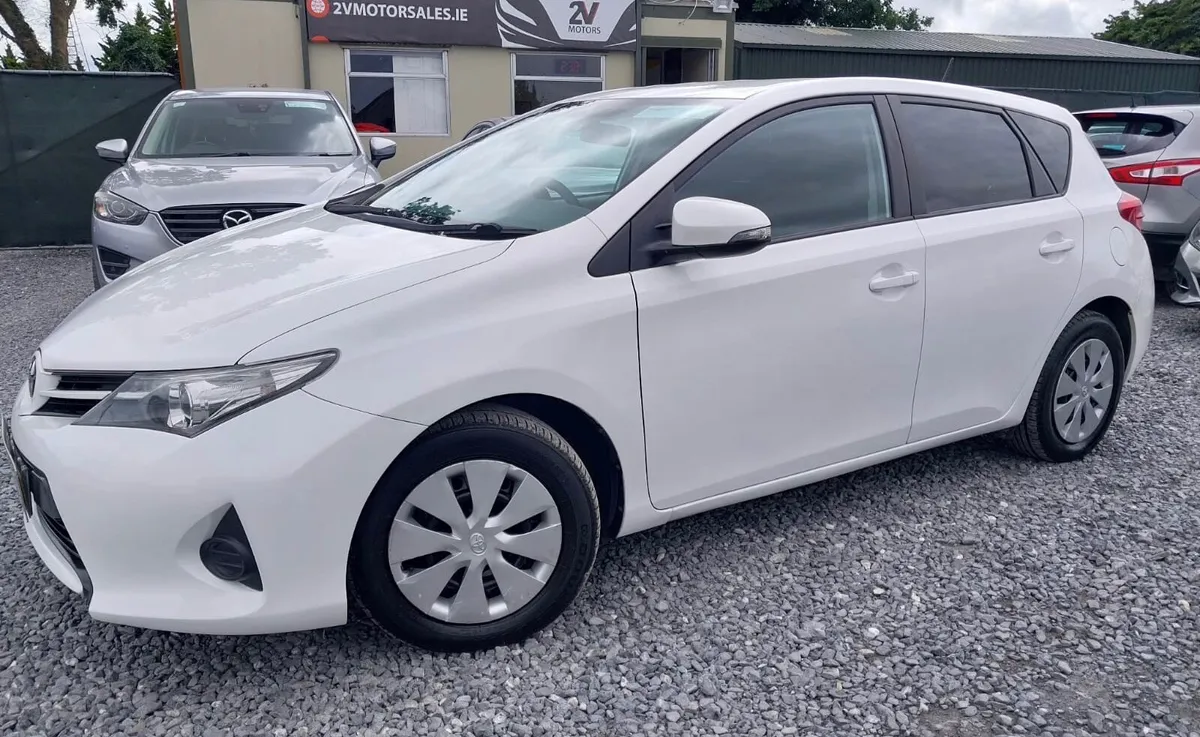 🔵 Toyota Auris 1.4 D-4D TERRA 5Dr - Image 2