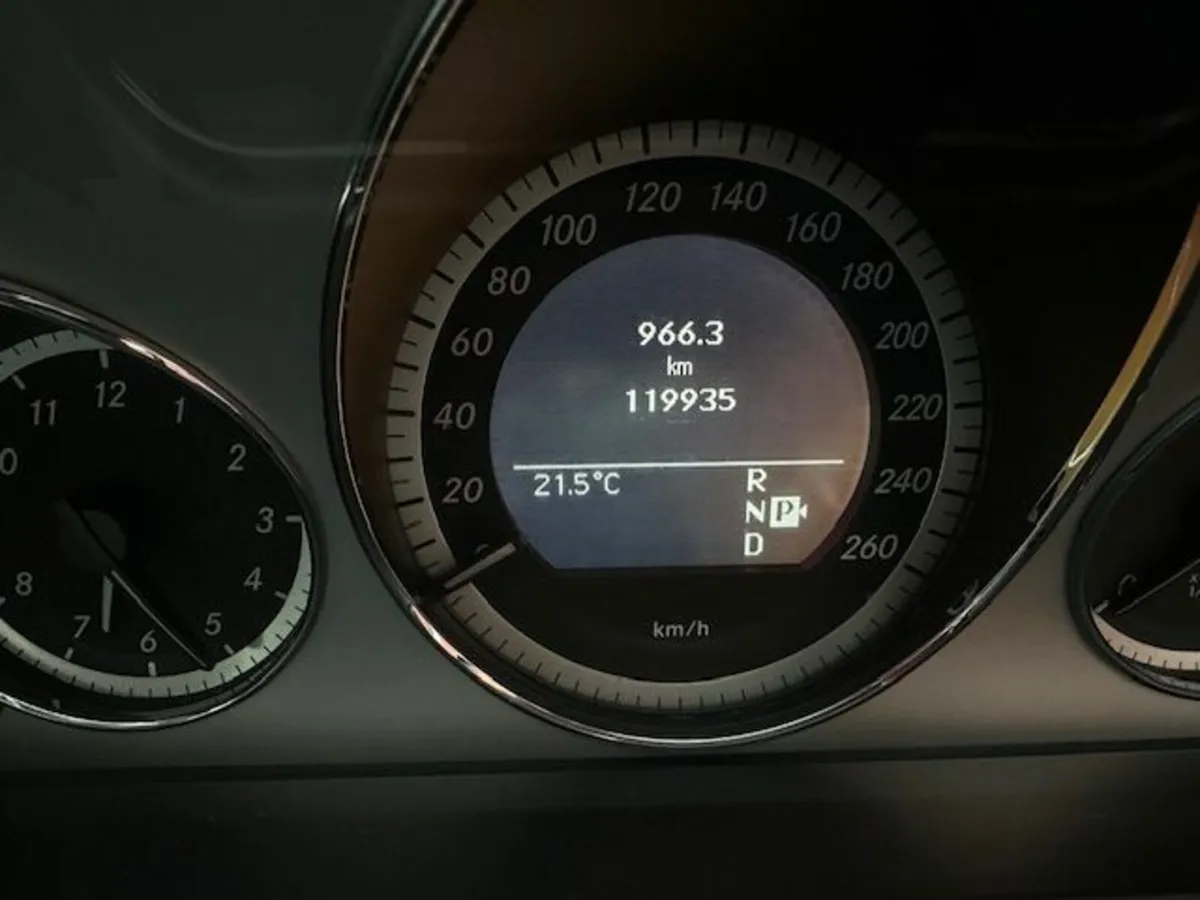 Mercedes-Benz E-Class 2010 - Image 4