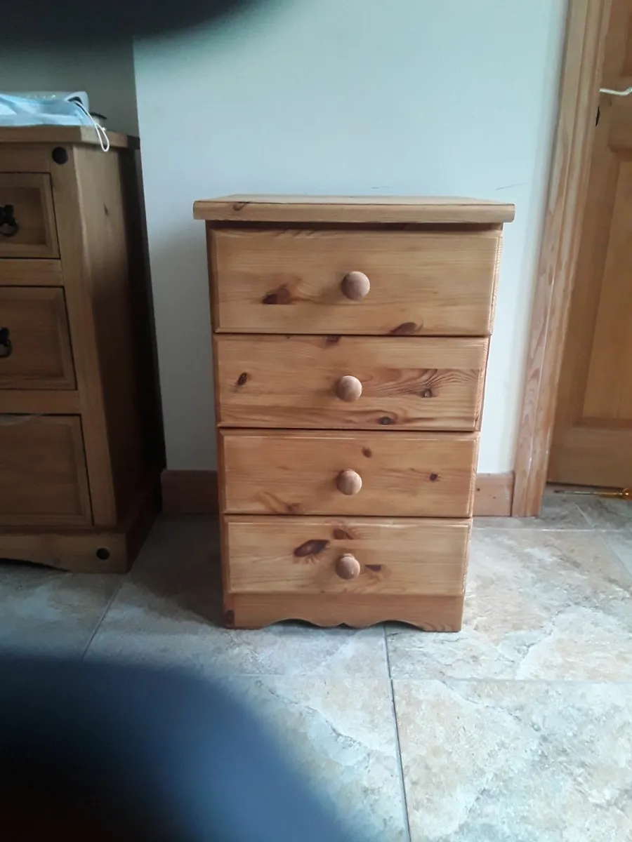 Chest with four drawers - Image 1