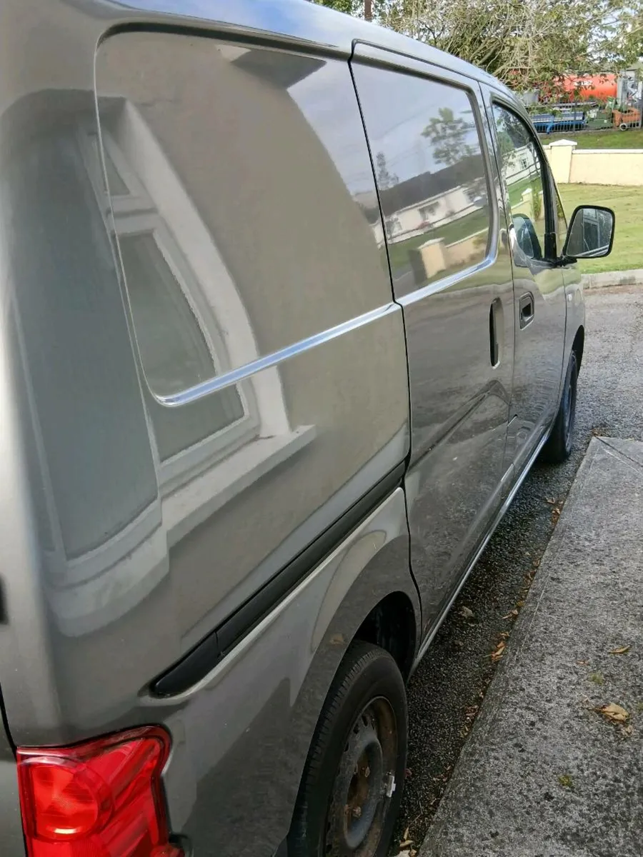 Nissan NV 200 van - Image 4