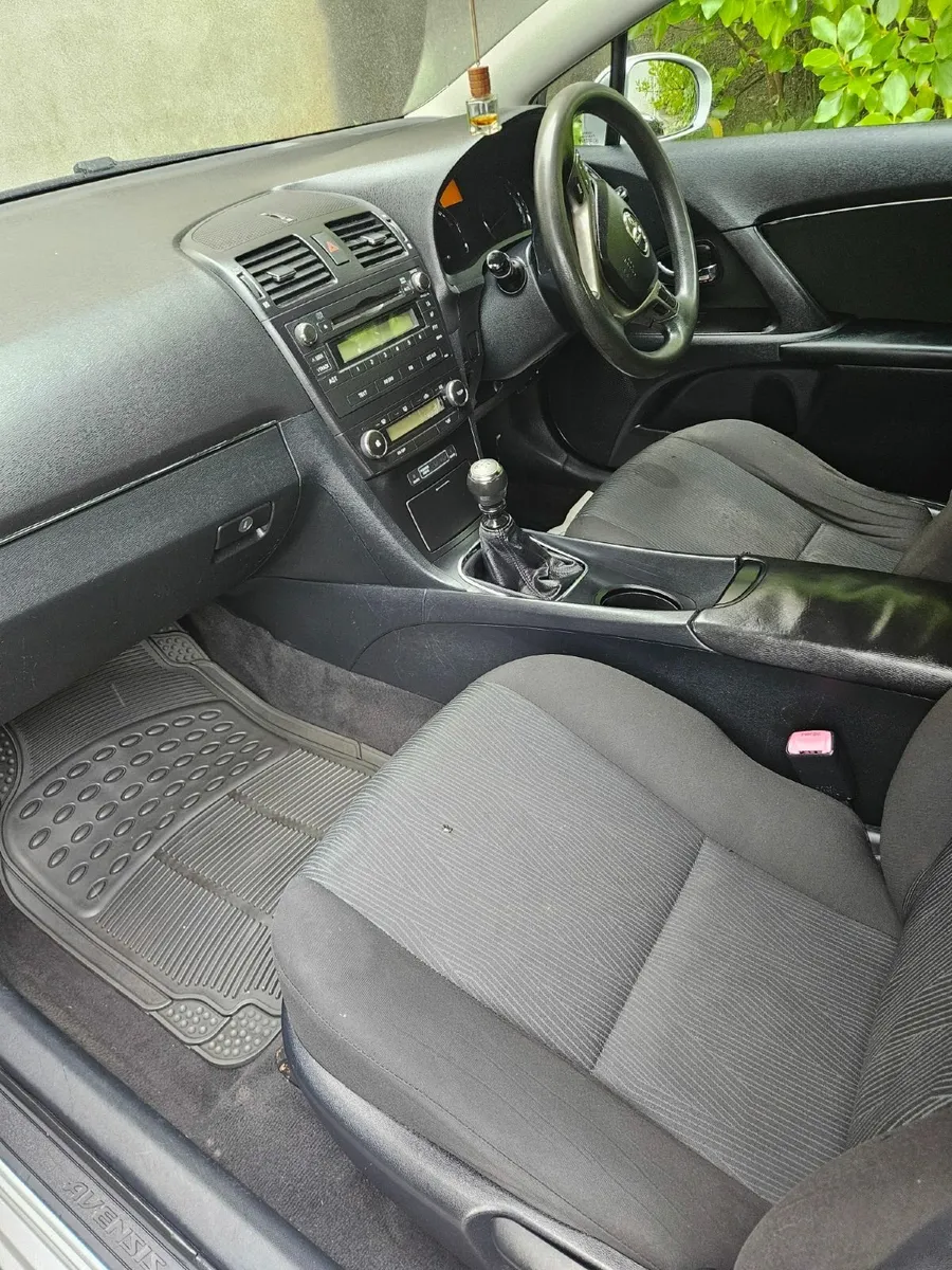 Toyota Avensis 2010 - Image 2