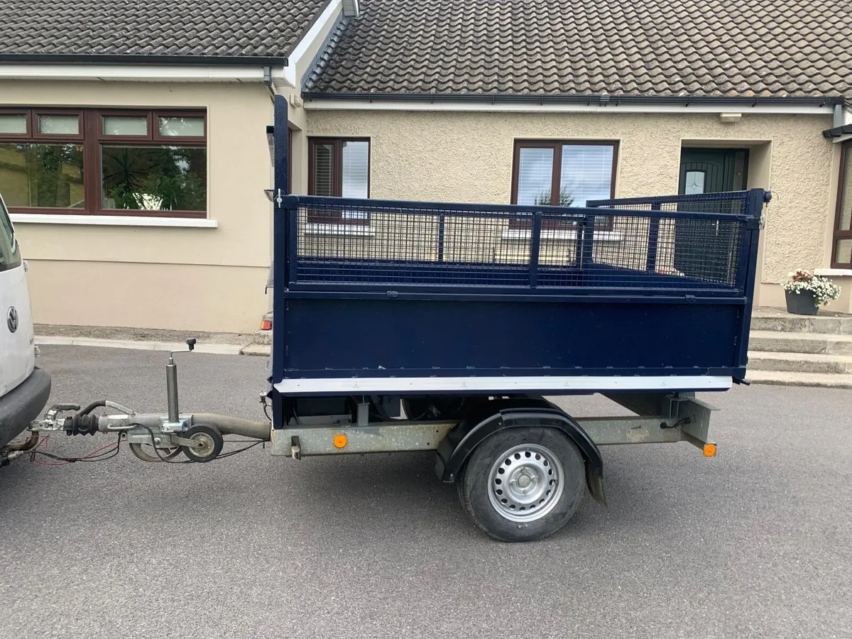 Trailer - Image 1