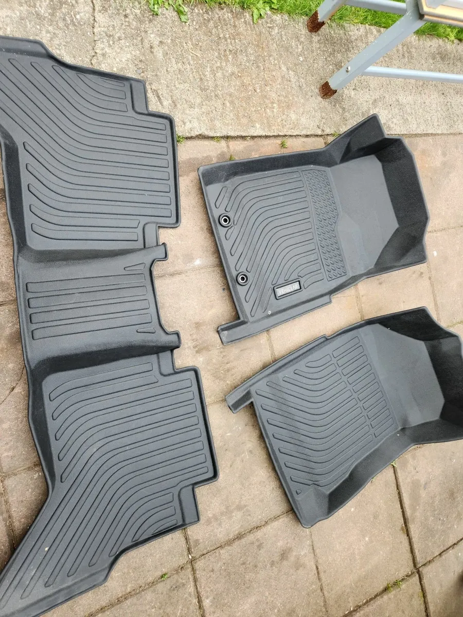 Car matts and hood spoiler isuzu dmax 2012 and up - Image 2
