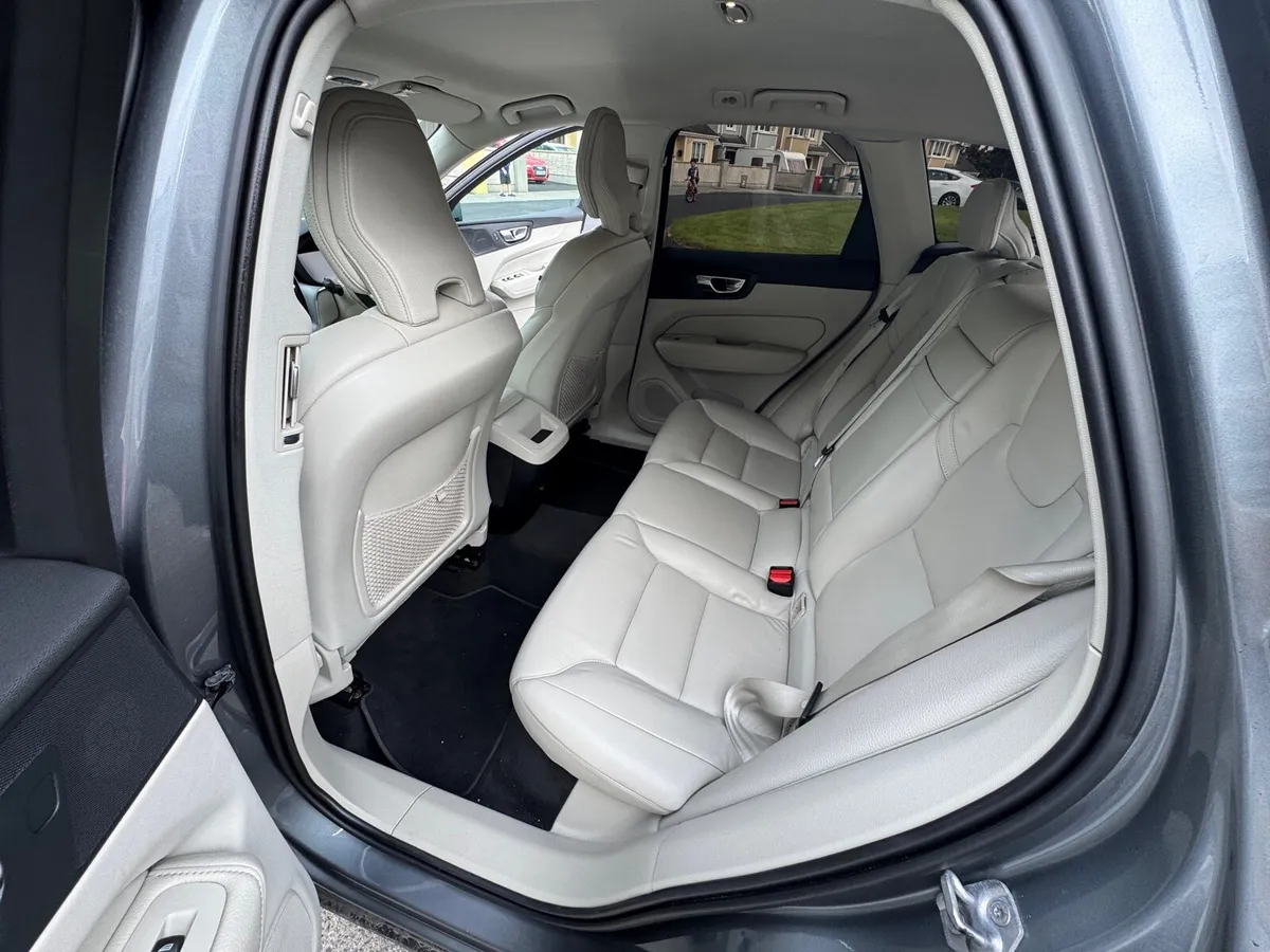 Volvo SUV - Image 4