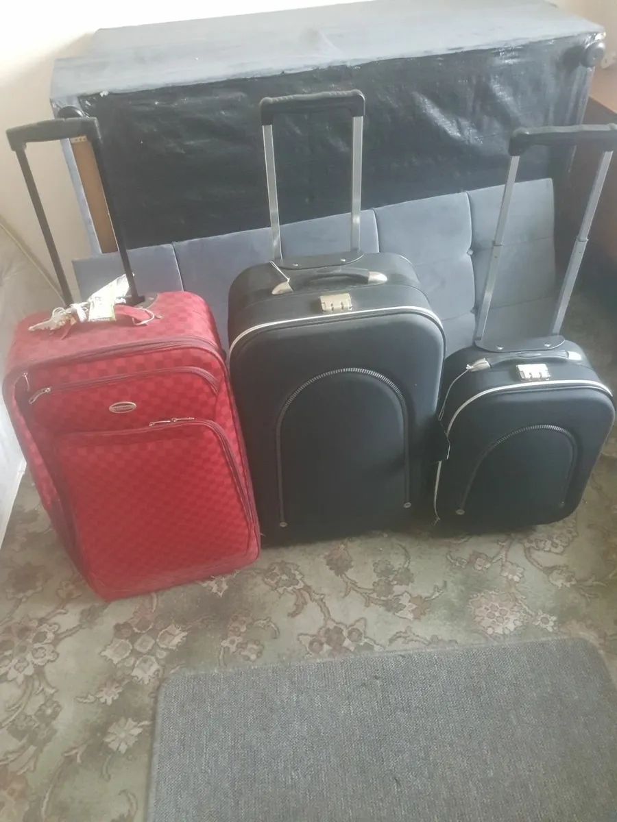 Set  off  three  case - Image 1