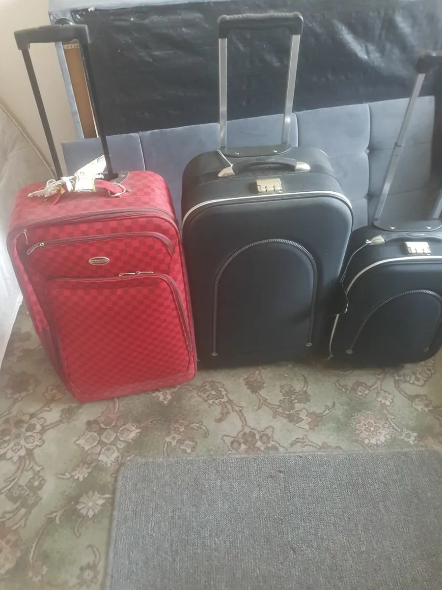 Set  off  three  case - Image 2