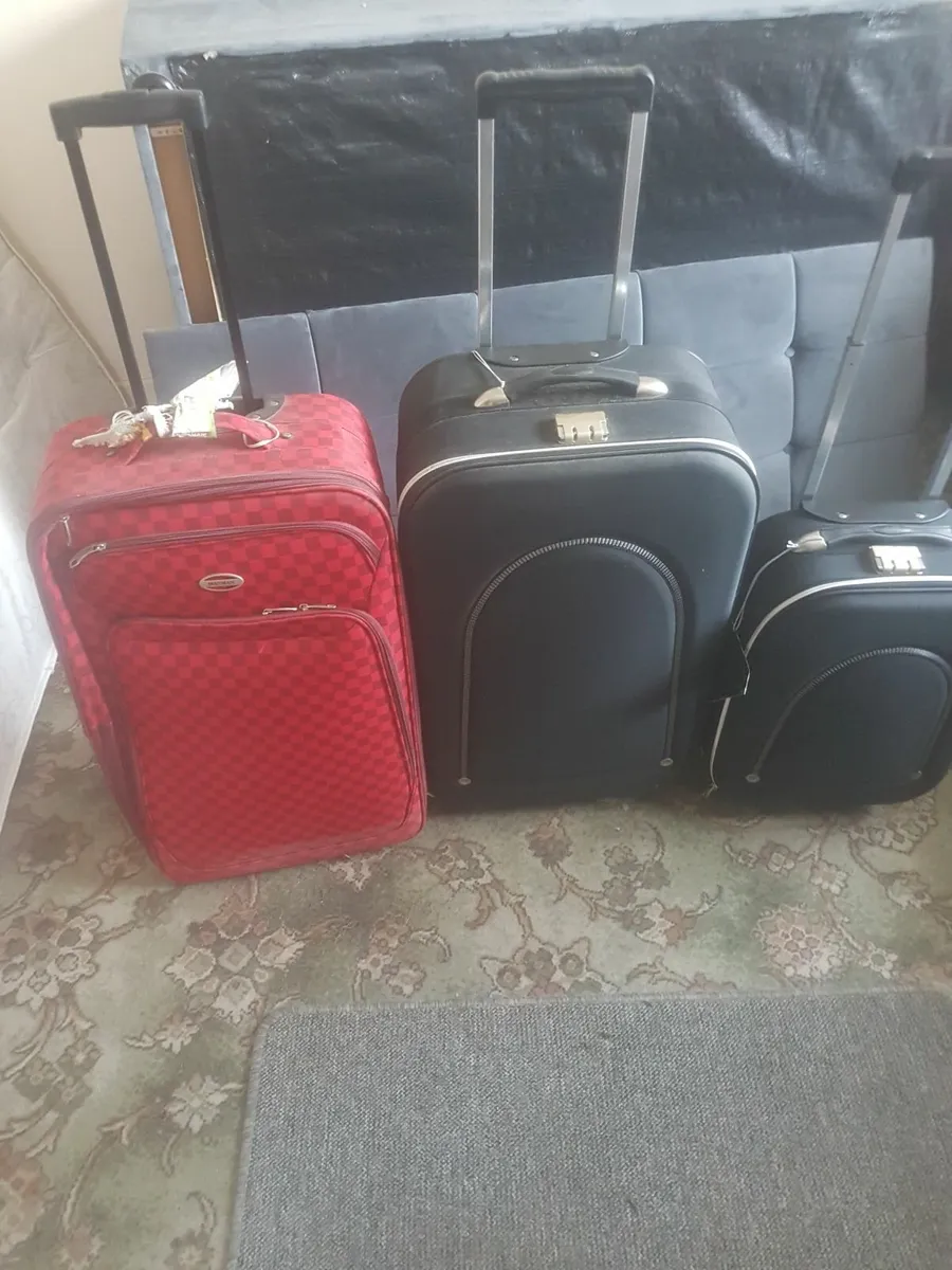Set  off  three  case - Image 3