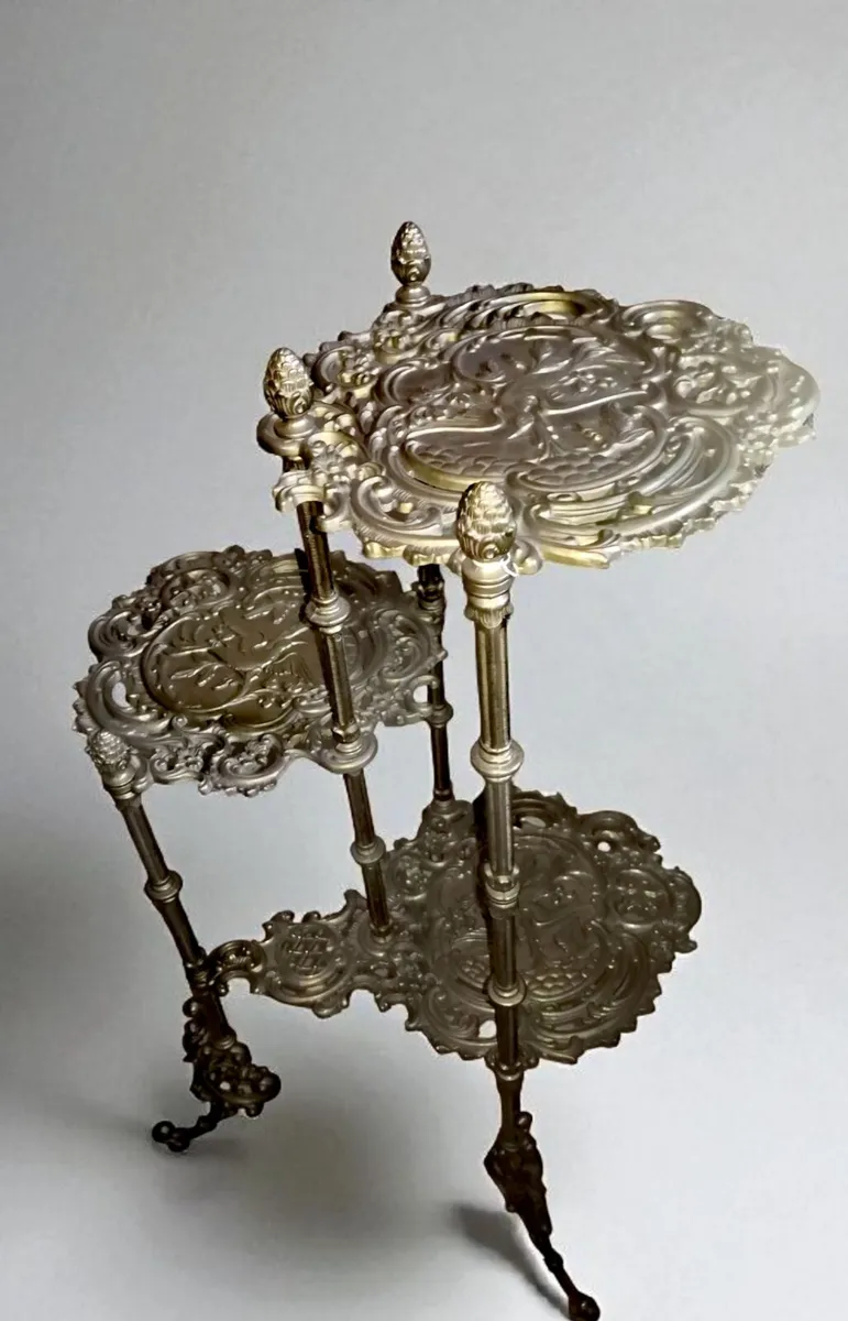 Stunning solid brass 3 tiered stand - Image 1