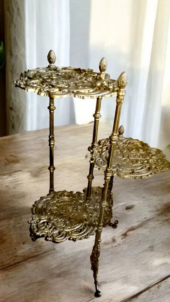 Stunning solid brass 3 tiered stand - Image 2