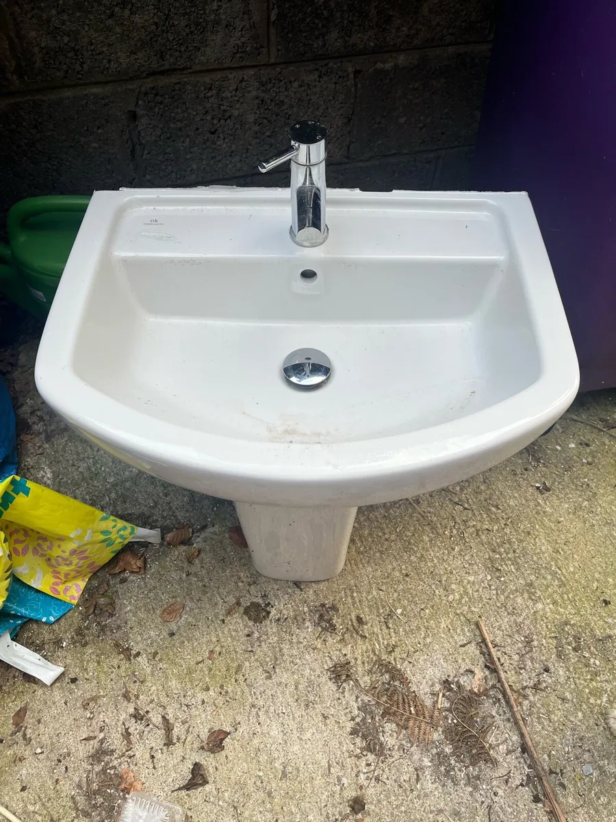 Bathroom sink an tap - Image 1