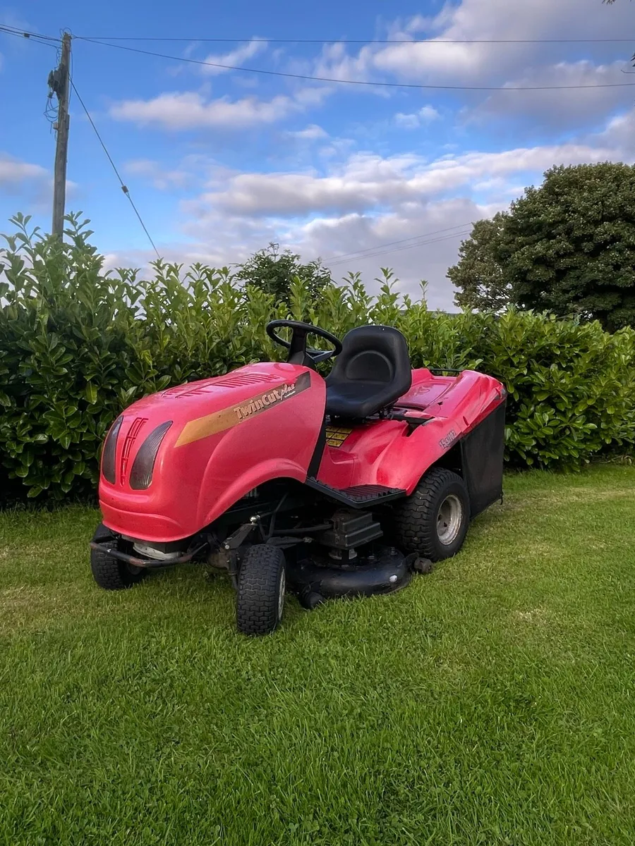 Castle Garden Ride on Lawnmower - Image 1
