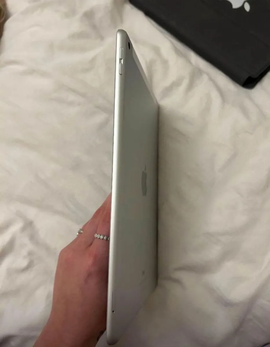 Model: iPad 9th Generation - Image 3