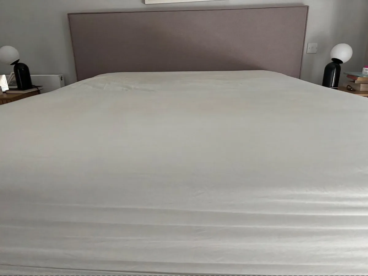 King size bed - Image 1
