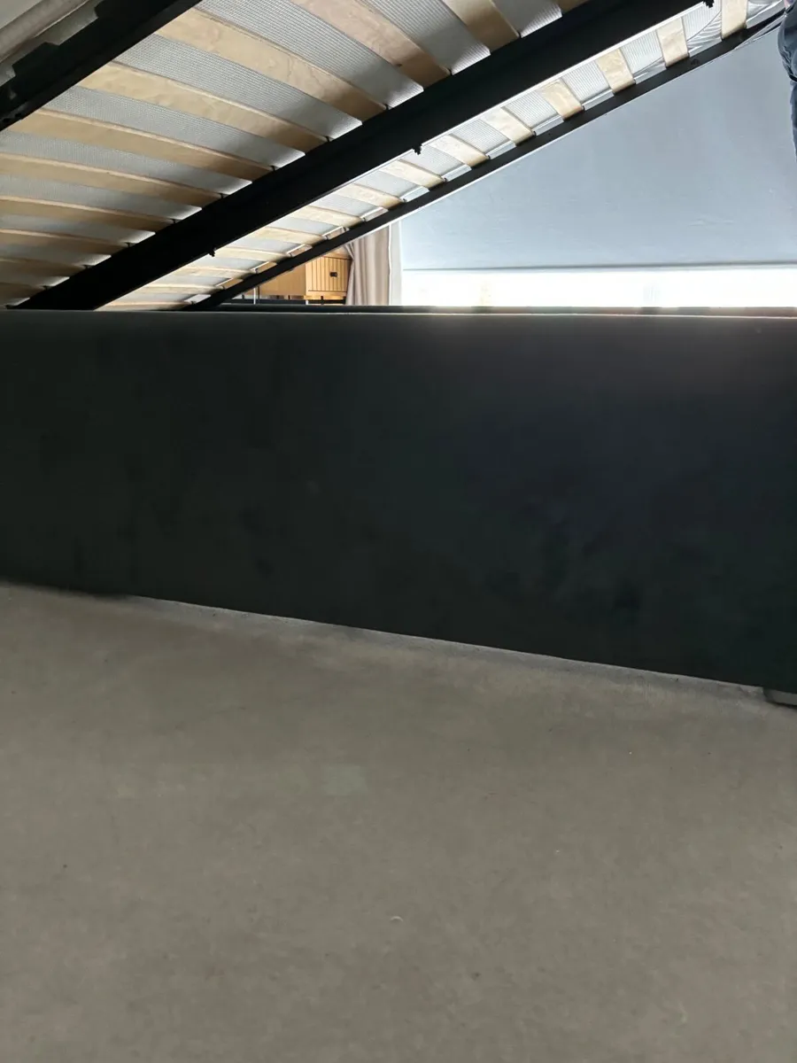 King size bed - Image 2