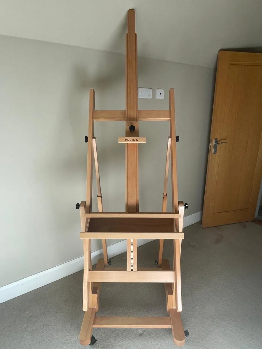 Artist easel in oak - Image 1