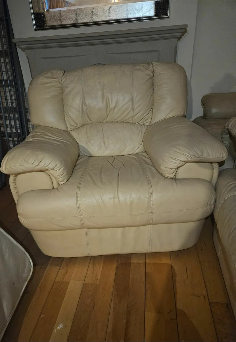 Suite of furniture - Image 2