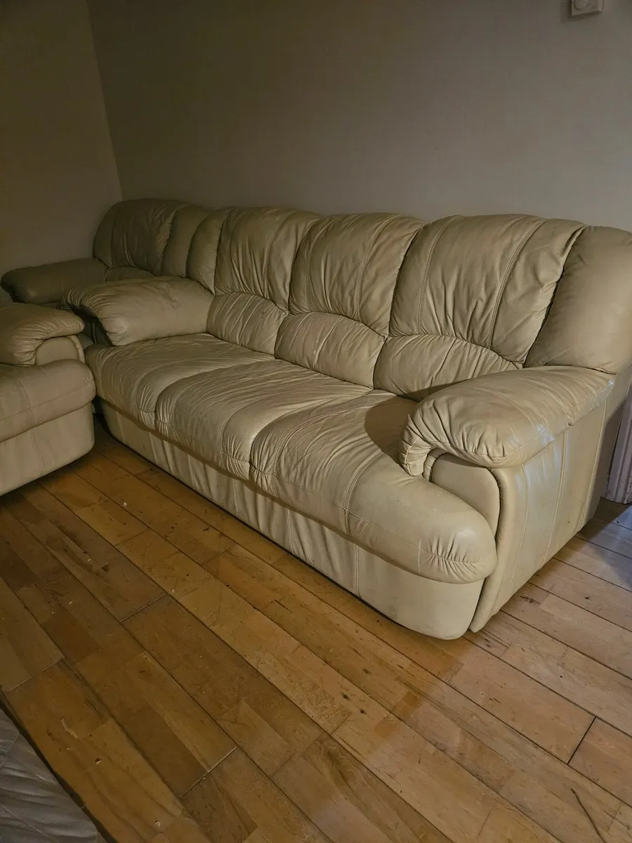 Suite of furniture - Image 1