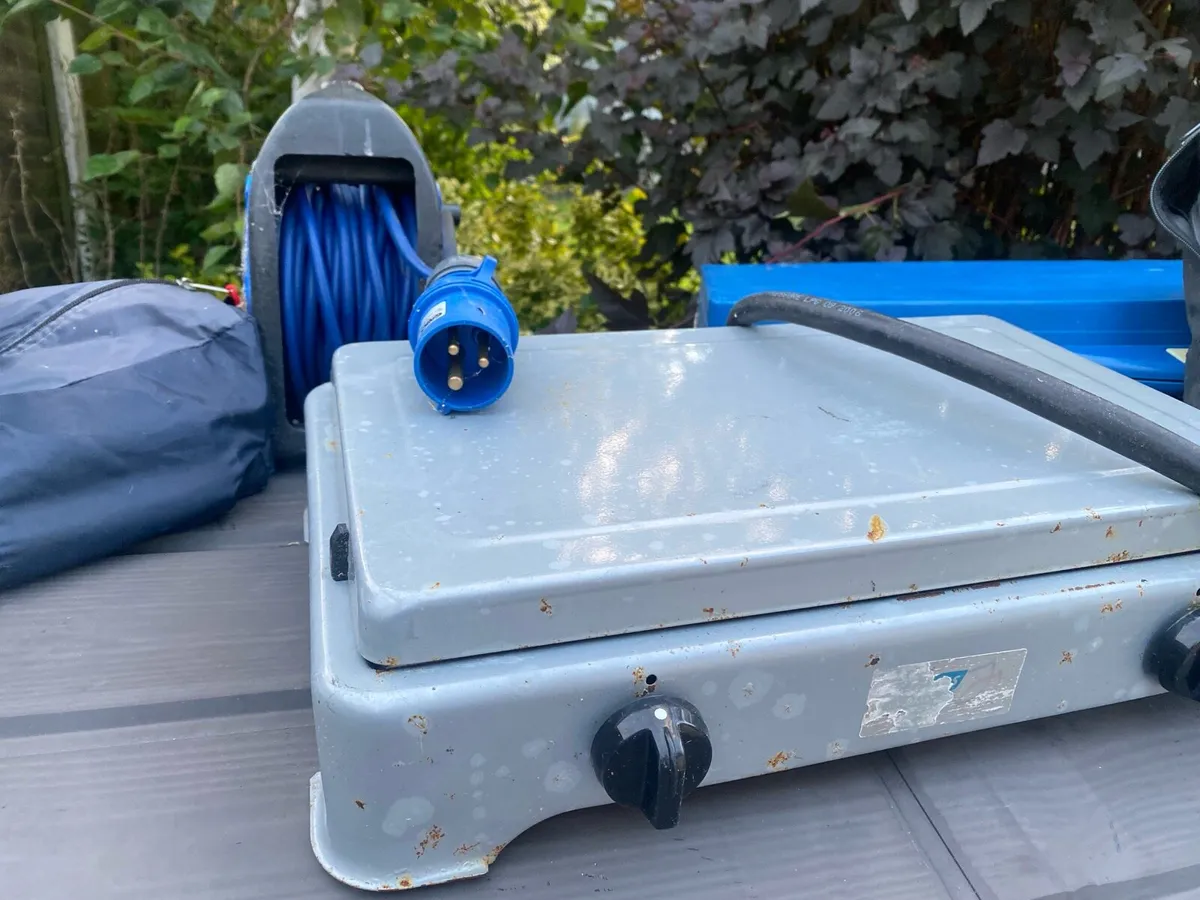 4 person tent and equipment - Image 2