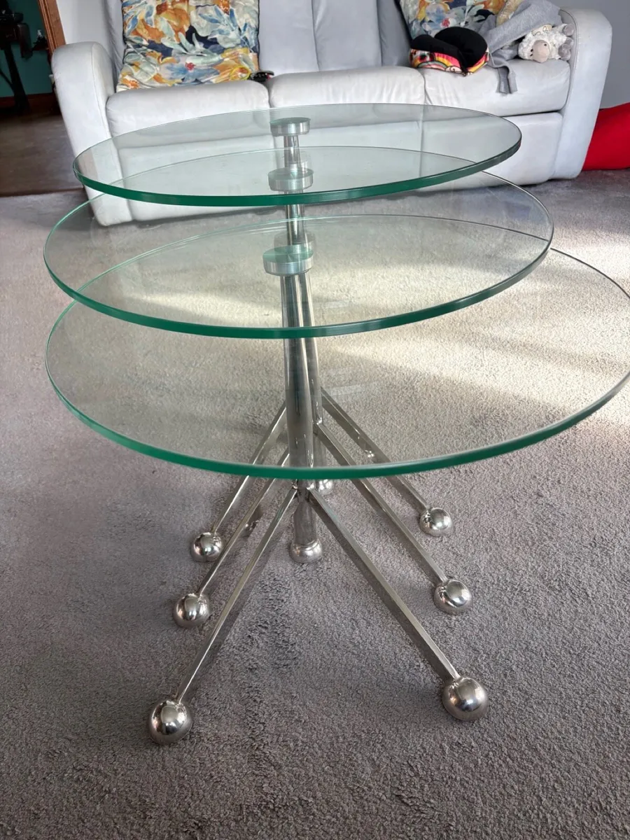 Nest of glass top chrome base tables - Image 1