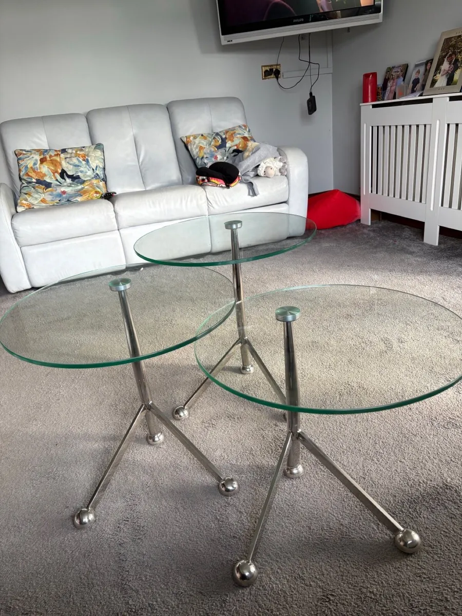 Nest of glass top chrome base tables - Image 2