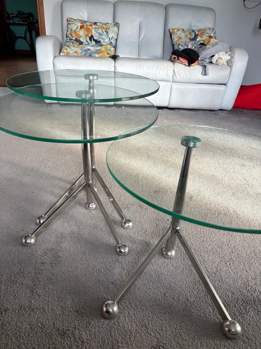 Nest of glass top chrome base tables - Image 3