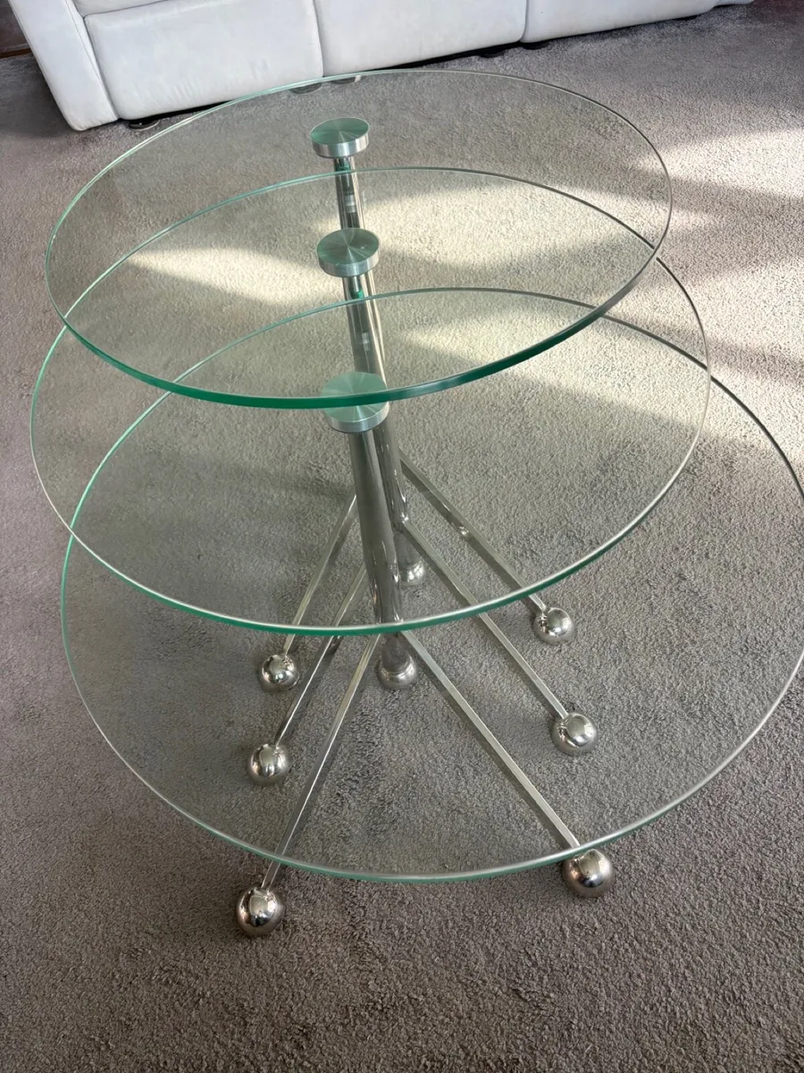 Nest of glass top chrome base tables - Image 4