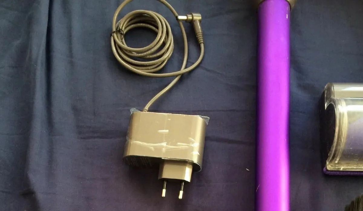 Dyson V10 Vacuum Cleaner - Image 2