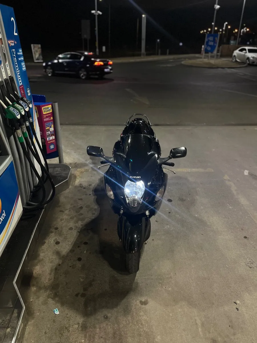 Suzuki GSX1300R Hayabusa - Image 2