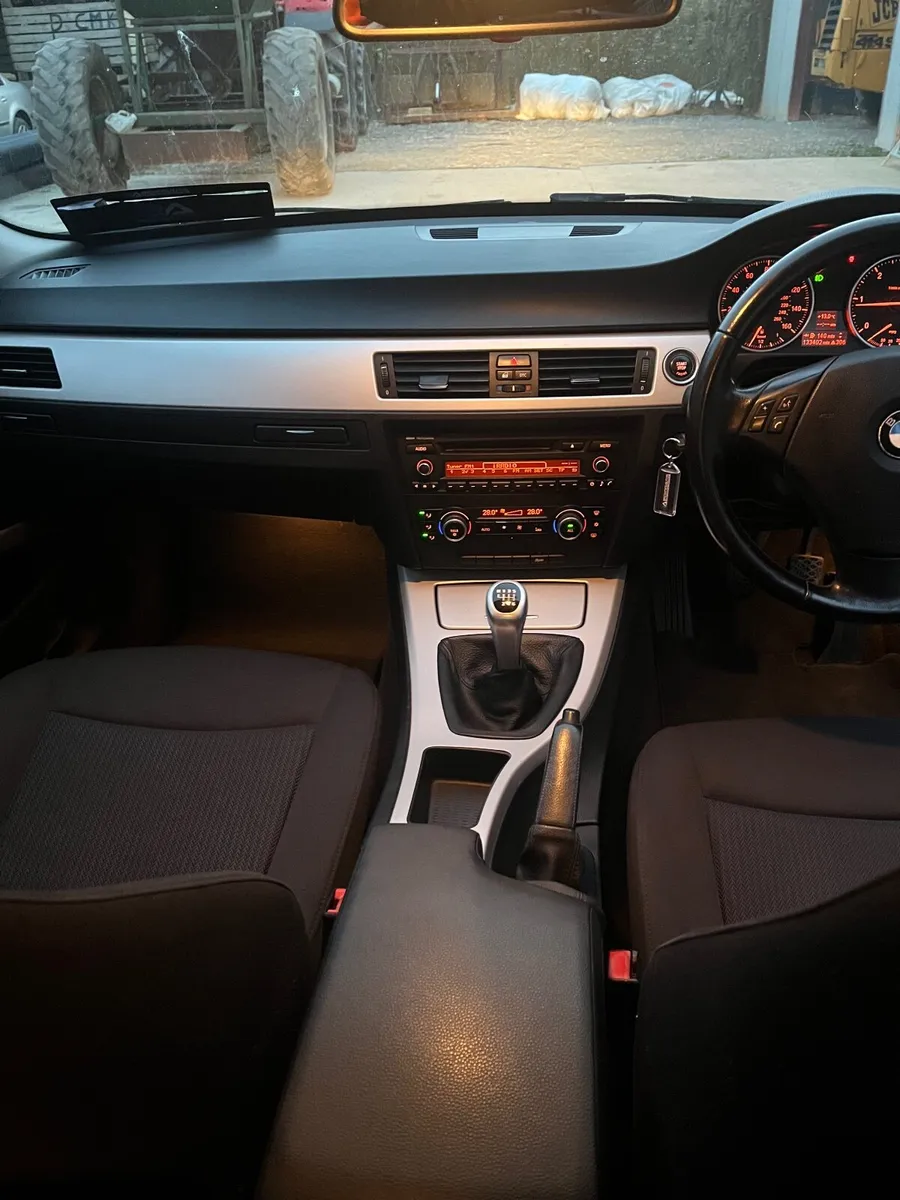 BMW 3-Series 2010 low miles - Image 4
