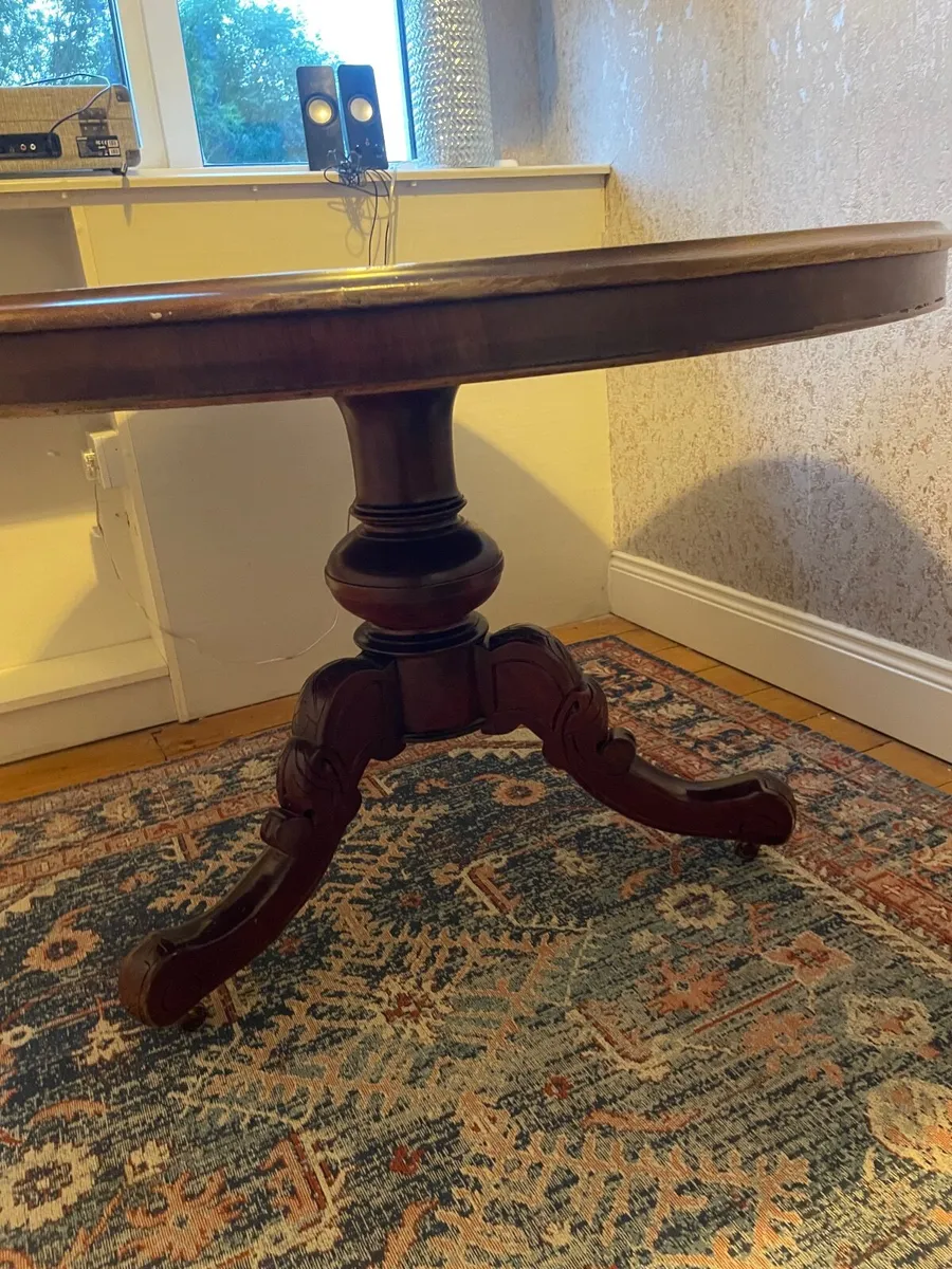 Antique round table - Image 2