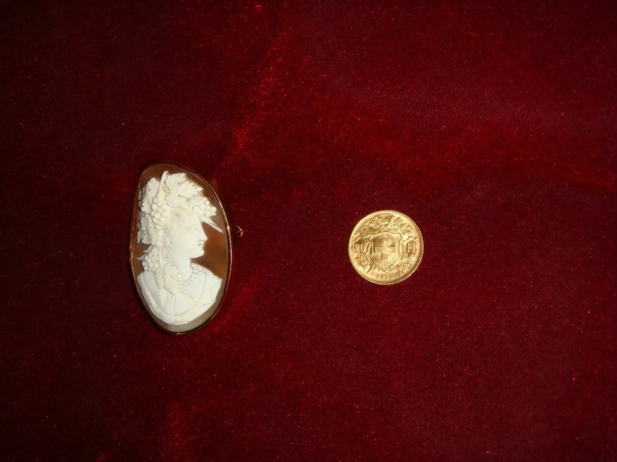 GOLD ( Cameo9 ct + gold coin22ct  6.5 g) - Image 1