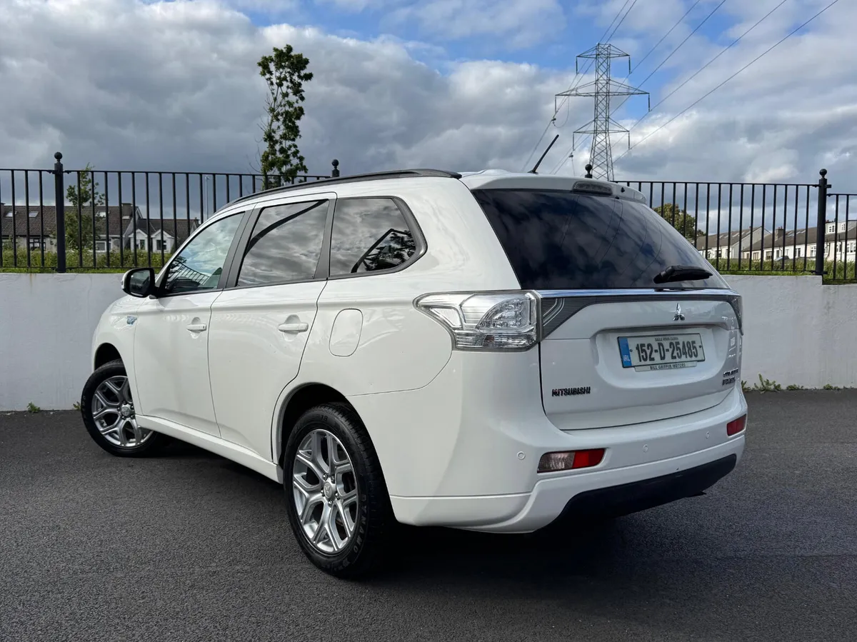 Mitsubishi Outlander Hybrid AUTOMATIC 2015 - Image 3