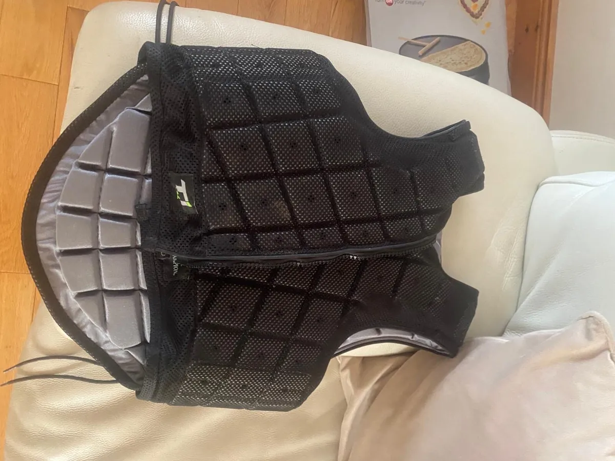 Children’s back protector& Helmet - Image 1