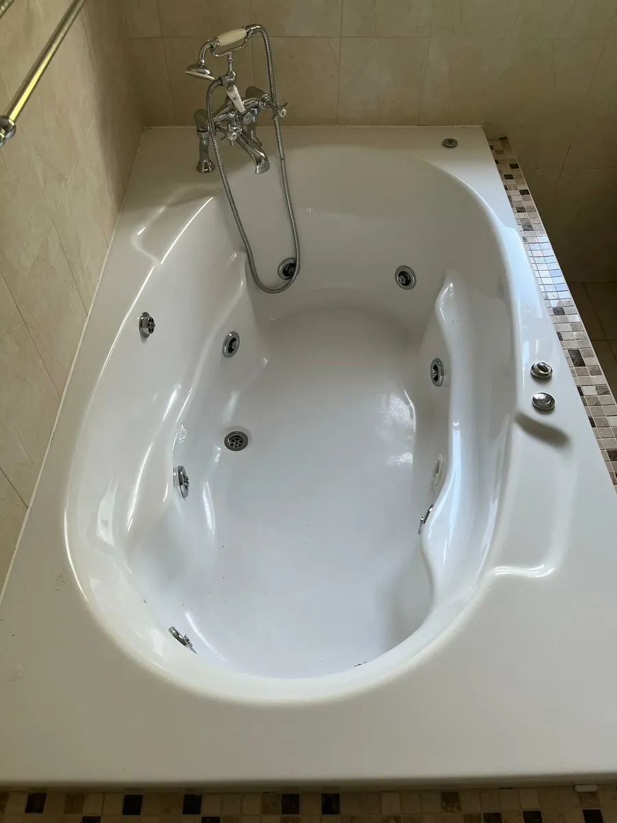 Bathroom suite - Image 1