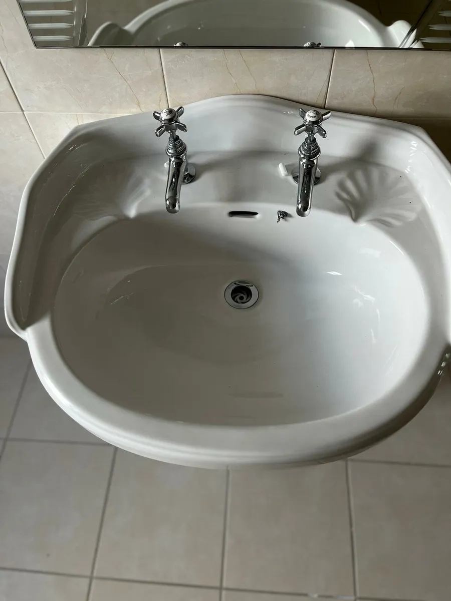 Bathroom suite - Image 2