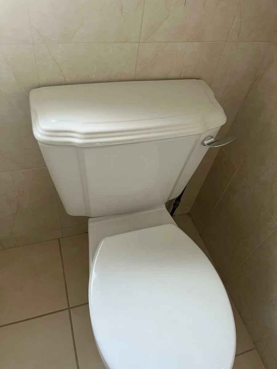 Bathroom suite - Image 4