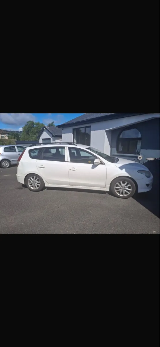 Hyundai i30 Estate - Image 2