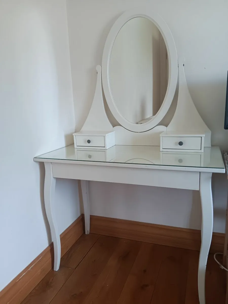 vanity table - Image 1