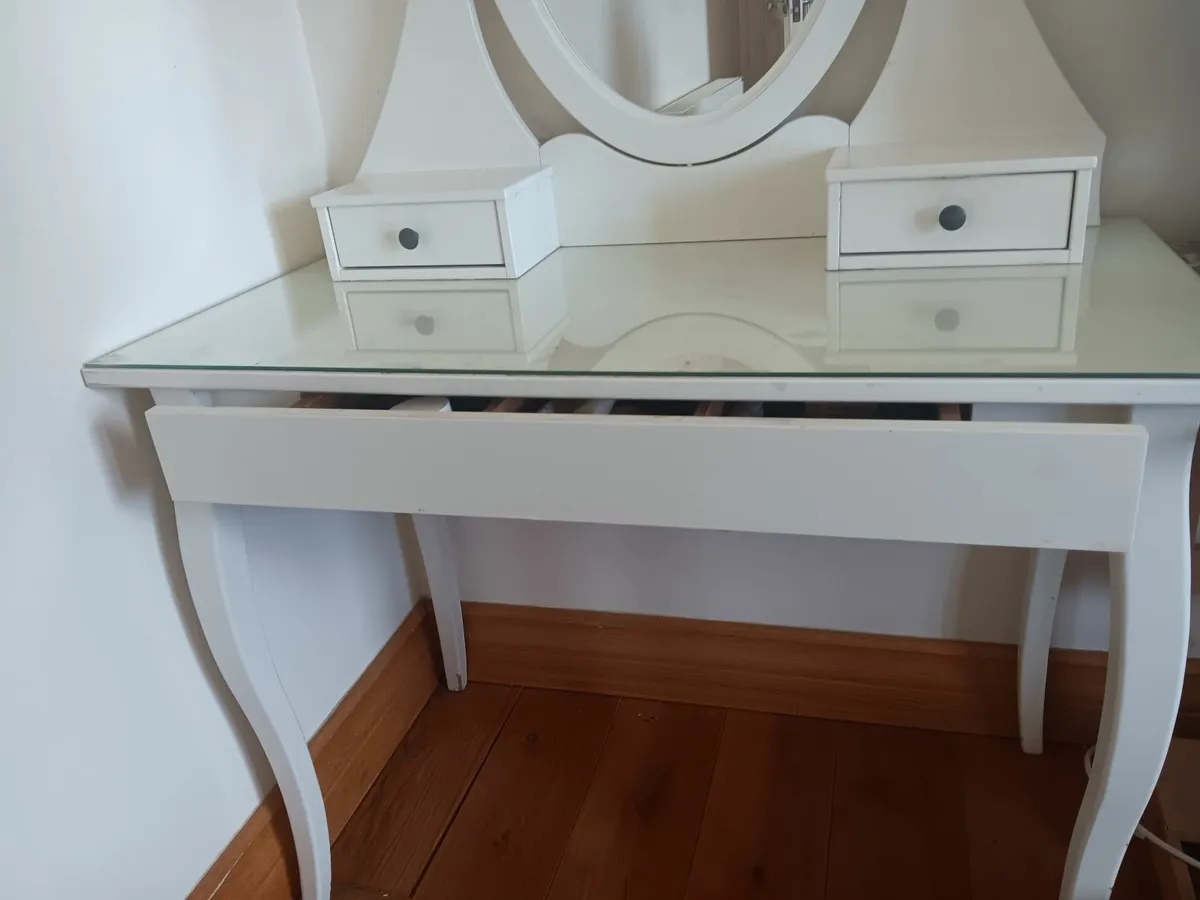 vanity table - Image 3