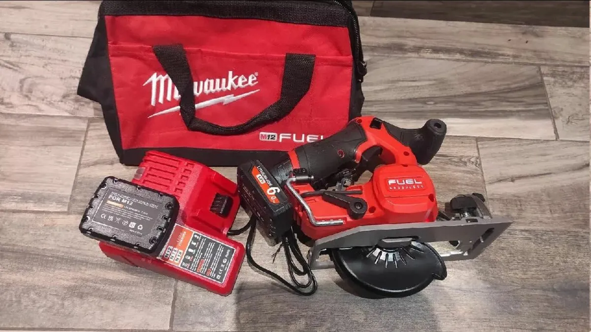 Milwaukee 2521-20 M12 FUEL 12V 5-3/8" Circular Saw - Image 4