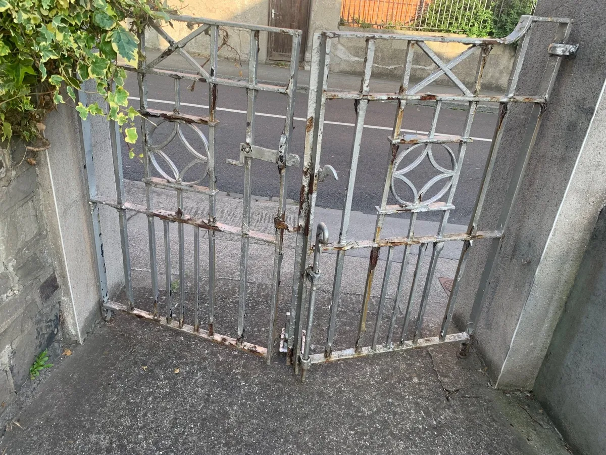 Gates / Scrap Iron - Image 1