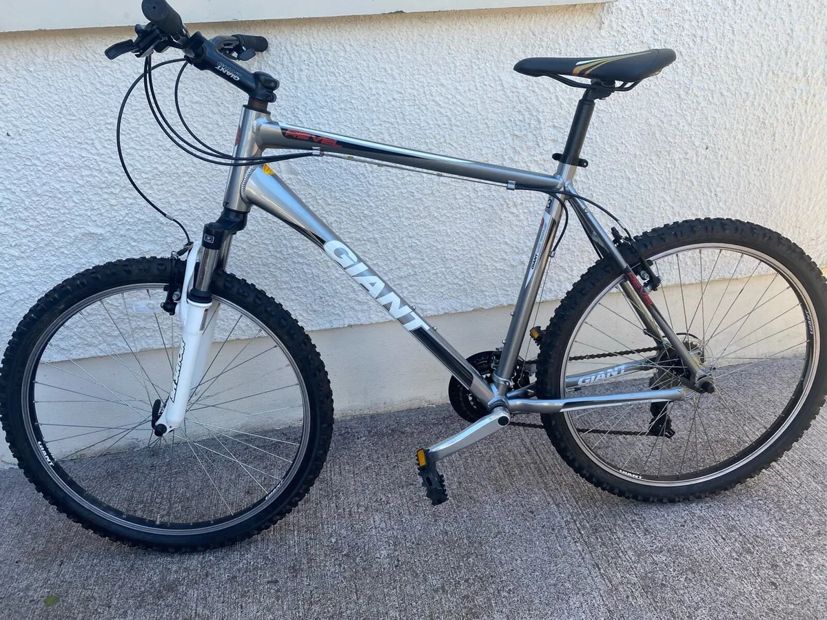 As New Giant REVEL3 XL 21 speed 26 inch - Image 3