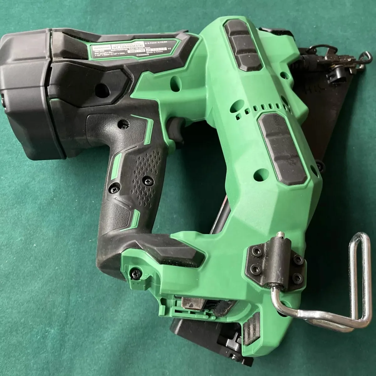 Metabo HPT 18V Cordless Angled Nailer Kit - Image 2